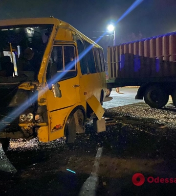 ДТП под Одессой: столкнулись два грузовика и маршрутка