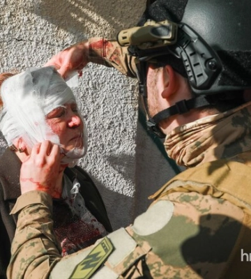 Жінка, яка постраждала від ракетного удару у Києві, зустрілася зі своїм рятівником