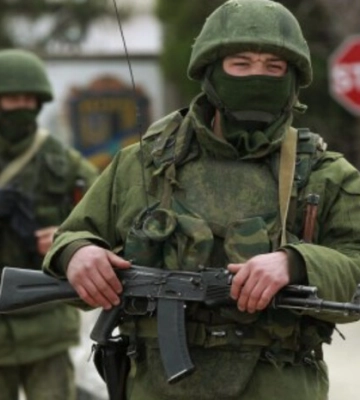 «Вкрай небезпечні». Група озброєних до зубів російських військовослужбовців втекла з Херсона до Криму