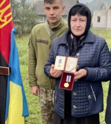 У Рахові медаль «Захиснику вітчизни», якою нагороджений Василь Васильович Попадич, вручили матері (ФОТО)