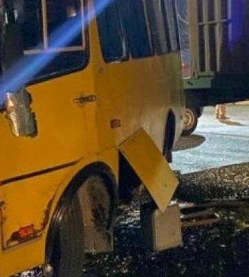 На Одещині сталася ДТП двох вантажівок і маршрутки, є постраждалі