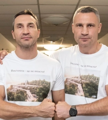 «Вистояти — це не впасти». Брати Клички знялися в однакових футболках із зображенням уцілілого моста у Києві