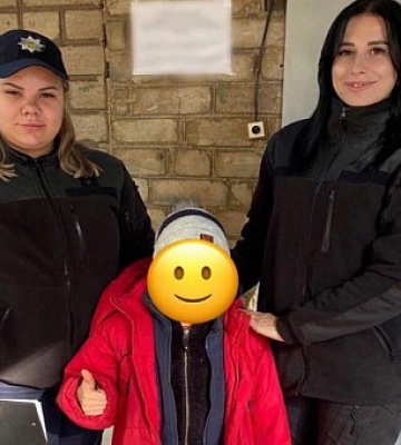 Криворізькі ювенальні поліцейські подбали про хлопчика, у якого раптово померла мама
