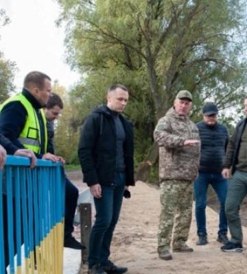 Возле Конотопа восстановили мост, который взорвали военные в начале российского вторжения