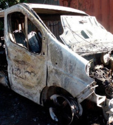 Поліція затримала донеччанина, який намагався обікрасти автівку та не знайшовши цінностей – підпалив її