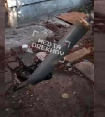 Российская ракета упала у подъезда жилого дома в Запорожье и не разорвалась. ВИДЕО