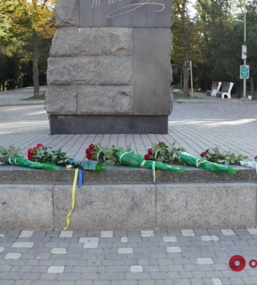 День защитников и защитниц Украины: в Одессе к памятнику Шевченко возложили цветы