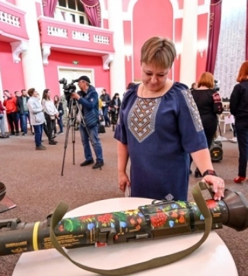 У Запоріжжі зброю перетворили на мистецькі експонати