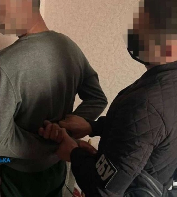 Три тисячі доларів США за довідку для виїзду з країни. Дніпрянина підозрюють у незаконному переправленні людей за кордон
