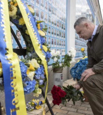 Кличко у День Захисників і Захисниць України поклав квіти до Стіни пам’ яті 