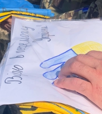 День захисників і захисниць: у Львові діти подарували воїнам прапори з підписами і малюнки
