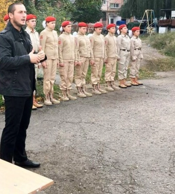 В Мариуполе подростков вербуют в путинскую «Юнармию»