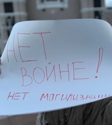 Шокирующая «могилизация». Военкомы ловят россиян в подъездах, парках и кустах (видео)