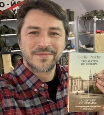Притула отправил Илону Маску еще одну книгу по истории Украины