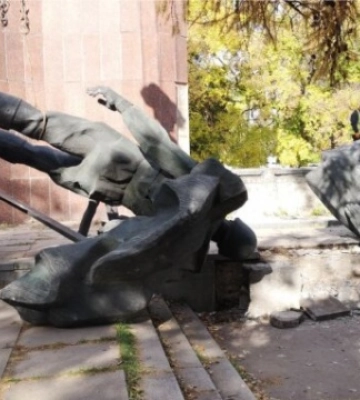 У Кропивницькому «декомунізувався» радянський пам’ятник