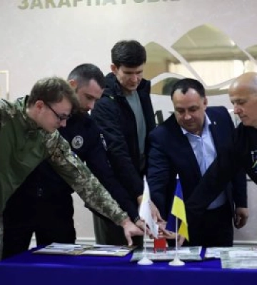 У Закарпатській облраді погасили новий випуск марок, присвячений захисникам України