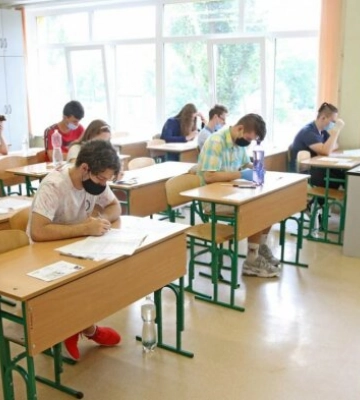 Школярі Києва повертаються за парти після ракетного обстрілу: у КМДА назвали дату та особливості
