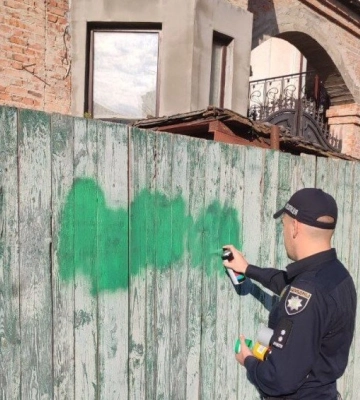 Луцьк проти наркотиків: небайдужі знищують рекламу, яка псує фасади й руйнує життя