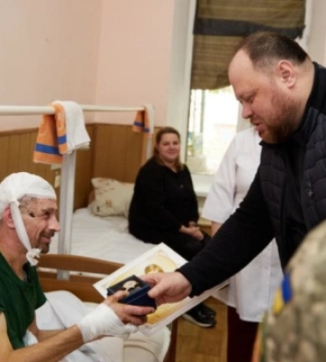 Стефанчук відвідав у госпіталі поранених захисників