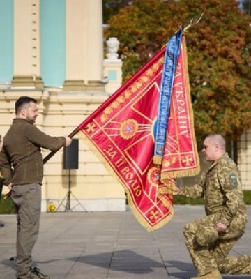Зеленський вручив ордени &quot;Золота Зірка&quot;, відзнаки &quot;Хрест бойових заслуг&quot; і присвоїв почесні найменування військовим частинам.&amp;hellip;