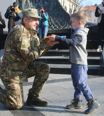 Військовослужбовцям Львівщини передали підписані Державні прапори