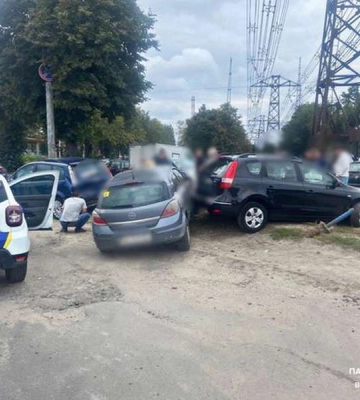 У Луцьку п’яний водій протаранив припарковані «Форд» та «Хюндай»: у нього відібрали водійське посвідчення