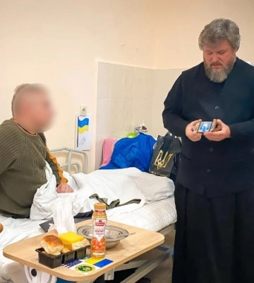 В столичных больницах священники УПЦ поздравили раненых воинов с Днем защитников и защитниц Украины