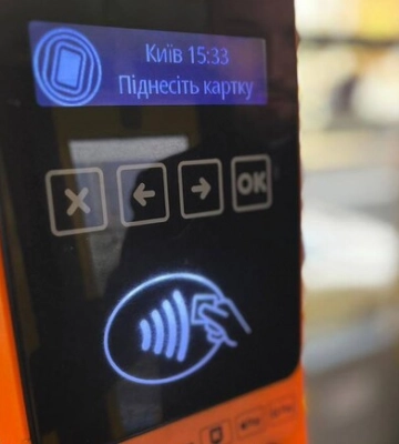 В транспорте Киева заработала оплата проезда банковской картой