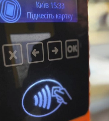 У Києві на частині маршрутів наземного громадського транспорту вже можна розрахуватися банківською карткою