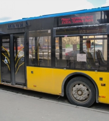 В Києві в наземному громадському транспорті відтепер можна разраховуватися банківською карткою