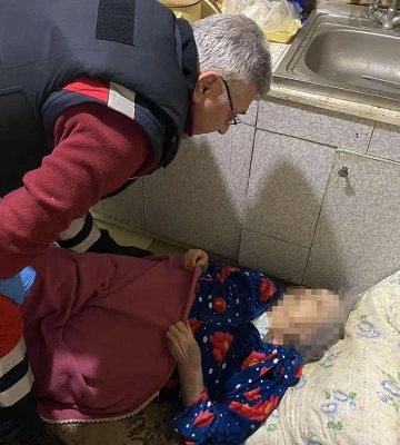 В Никополе спасатели помогли двум пенсионерам, которые не могли самостоятельно передвигаться по квартире