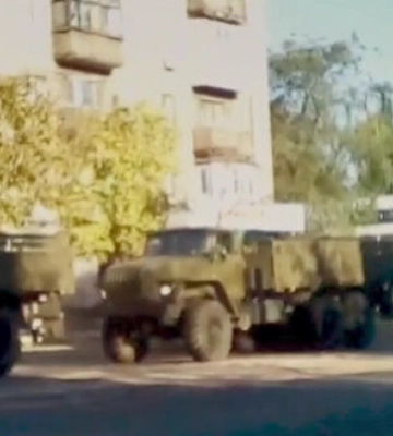 У Маріуполі зафіксували колону російської техніки, яка прямувала з боку Новоазовська на Розівку. ВIДЕО