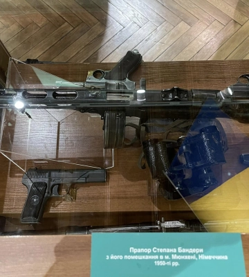 На музейній виставці у Львові показують особистий прапор Степана Бандери