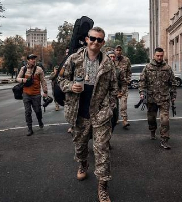 Коля Сєрга в Куп&#039;янську заспівав для жінки, якій відірвало ногу: щемлива історія