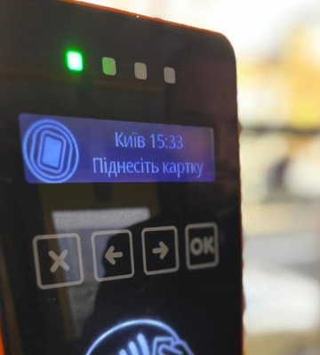 С сегодняшнего дня в наземном транспорте Киева можно оплатить проезд банковской картой
