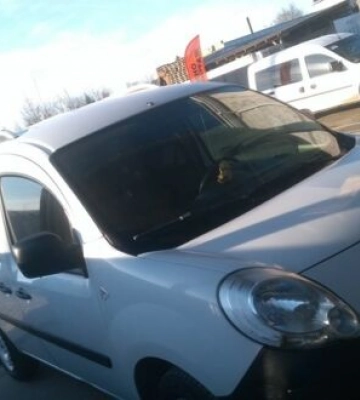 У Луцьку водій Renault в’їхав у припарковане авто та втік, а на суді заявив, що не винен