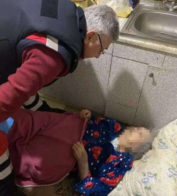 В Никополе спасатели помогли двум пенсионерам, которые не могли самостоятельно передвигаться по квартире