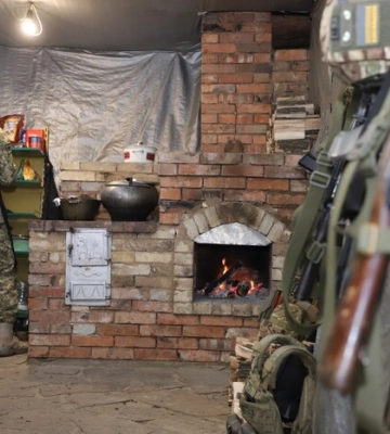 Зеленський показав збудовану вояками в бліндажі піч 