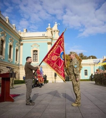Зеленський особисто вручив Бойовий прапор бригаді тероборони з Дніпропетровщини