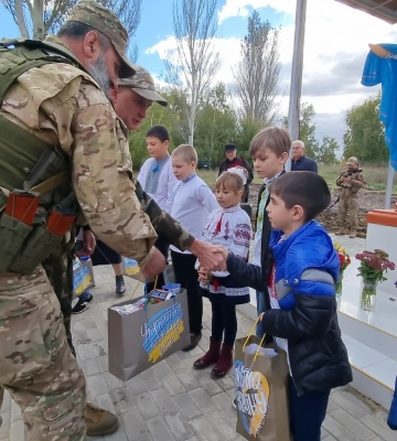 Тероборонівці Львівщини встановили скульптуру Матері Божої в прифронтовому селі Донеччини