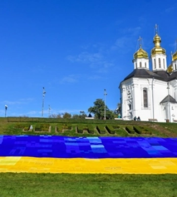 В Чернигове развернули самый большой вязаный флаг Украины – фото в нашем Telegram-канале