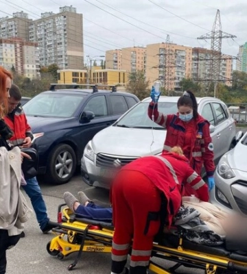 Правоохоронці допомогли 81-річній киянці, яка 3 дні безпорадно лежала у своїй квартирі