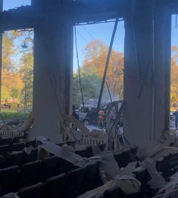 Вибухи та пожежа в Донецьку – горить будівля мерії (відео)