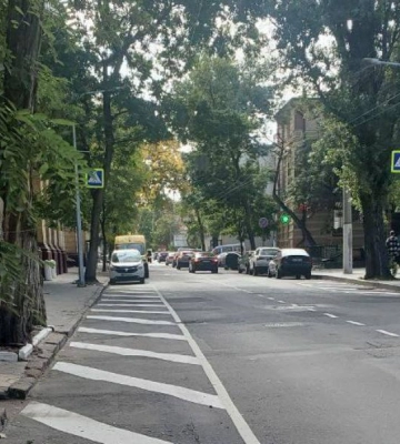 На одній із вулиць у центрі Одеси позначили місця для паркування власного транспорту