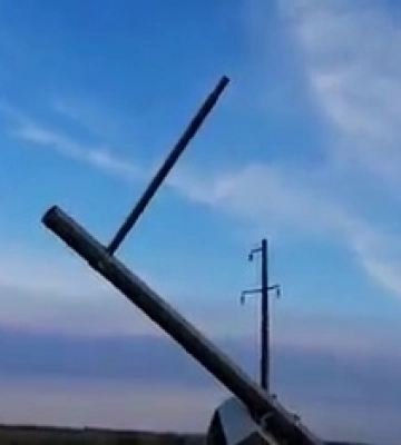 Военные РФ на Харьковщине сняли солнечные батареи с фонарей (видео)