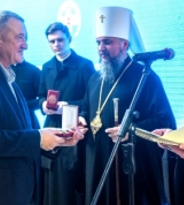Анестезіолога Рівненської обласної лікані відзначив нагородою митрополит Епіфаній