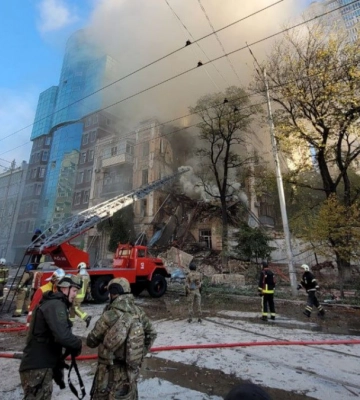В Киеве дрон-камикадзе разрушил жилой дом, под завалами остаются люди