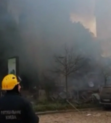У Києві рятувальники намагаються дістати людей з під завалів житлового будинку, який був атакований дронами-камікадзе