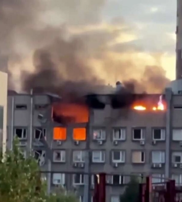 Через атаку дронів-шахідів у Києві вибухнув житловий будинок. Під завалами є люди