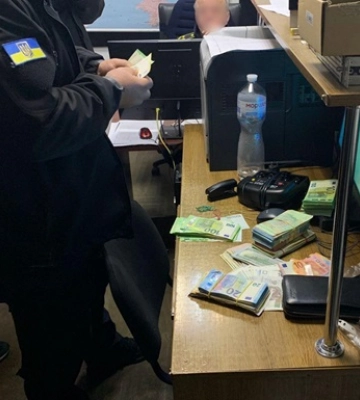 На кордоні з Польщею у двох українців вилучили валюту майже на 4 млн гривень